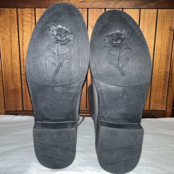 EXCELLENT CONDITIONS BOOTS FOR COLD WEATHER SIZE 8.5 HOME FREE SMOKE NO PETS - Picture 5 of 5